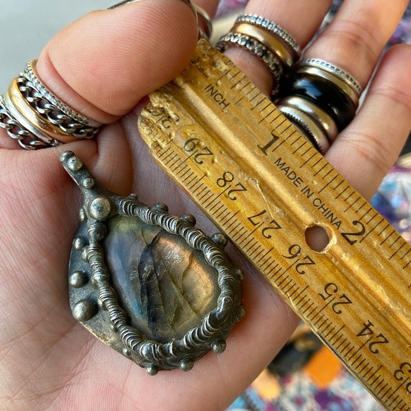 Yellow orangy Genuine Labradorite leather necklace - Picture 3 of 8